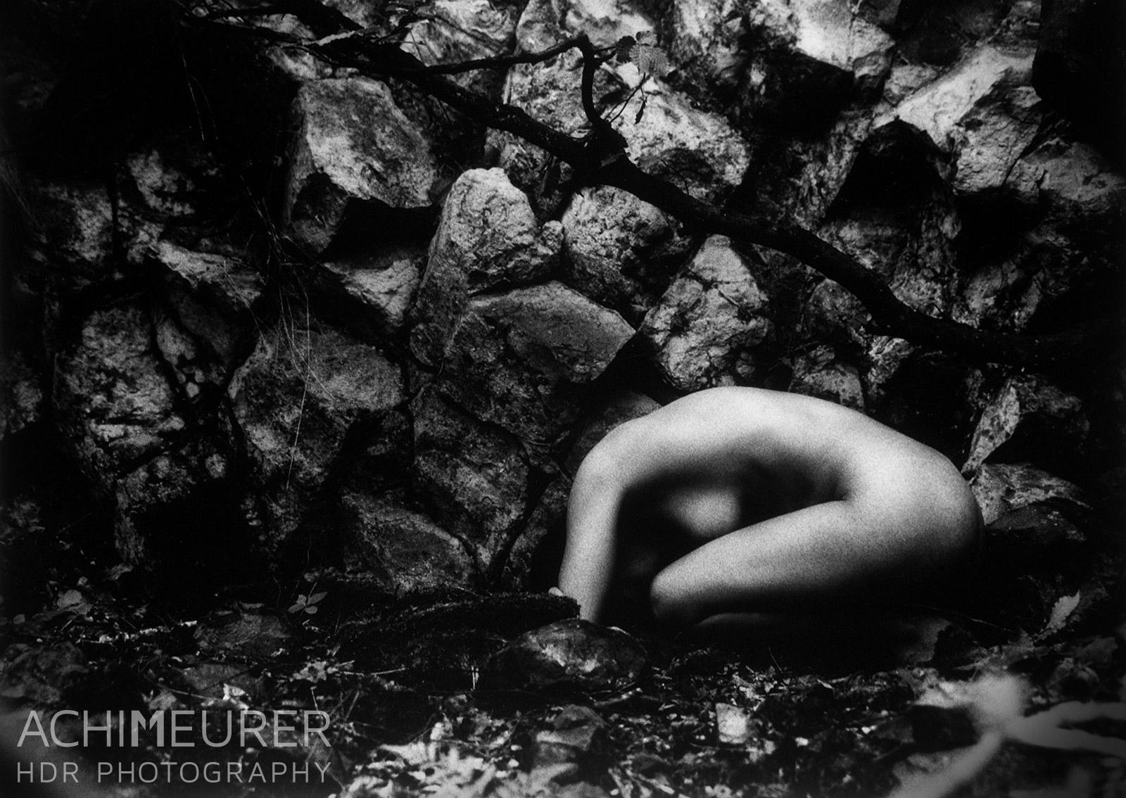 Felsen - Aktfoto analog mit Ilford HP5