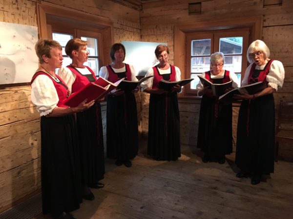 Der Bäuerinnen-Chor aus dem Tannheimer Tal bei der Vernissage